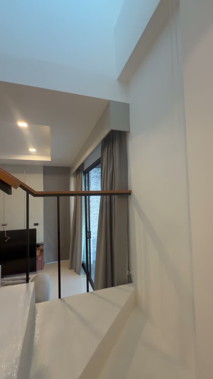 La cage d’escalier — Koh Samui, Thaïlande · l’étage
