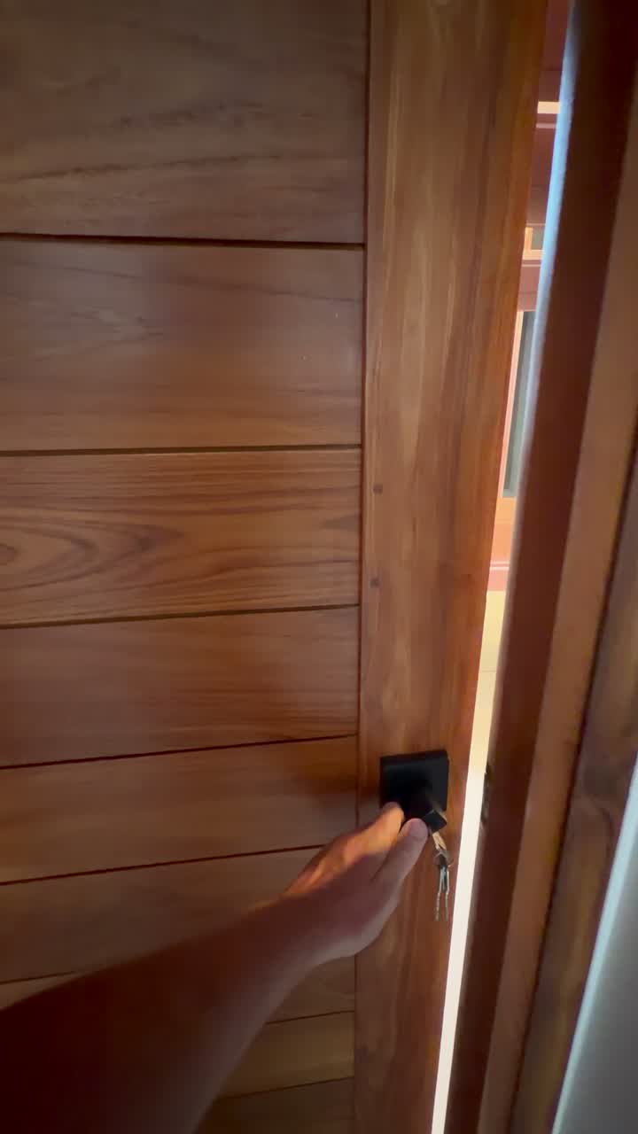La porte de teck — Koh Samui, Thaïlande · détail