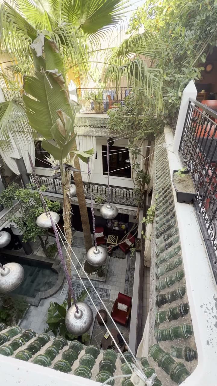 Plongée sur le patio — Marrakech · vue des galeries