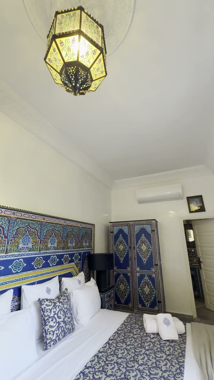 La porte de cèdre — Marrakech · seuil