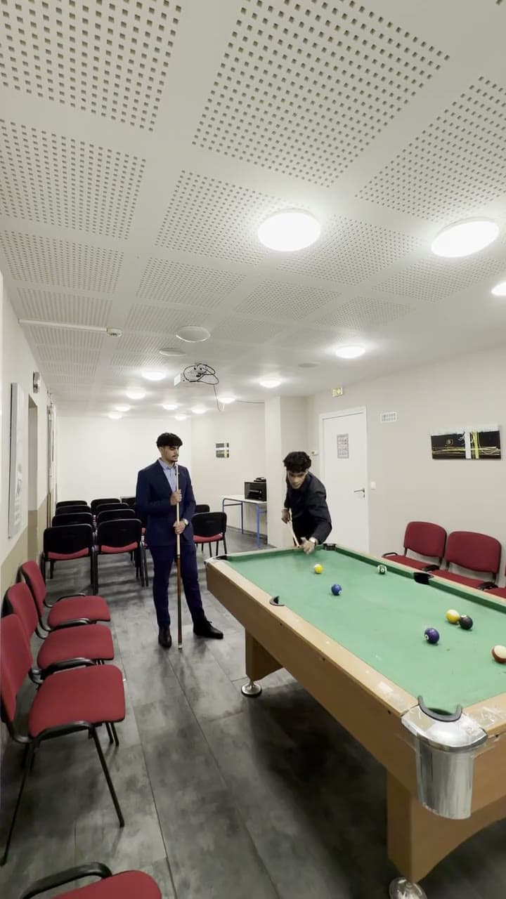 Salle de billard — Lumière douce