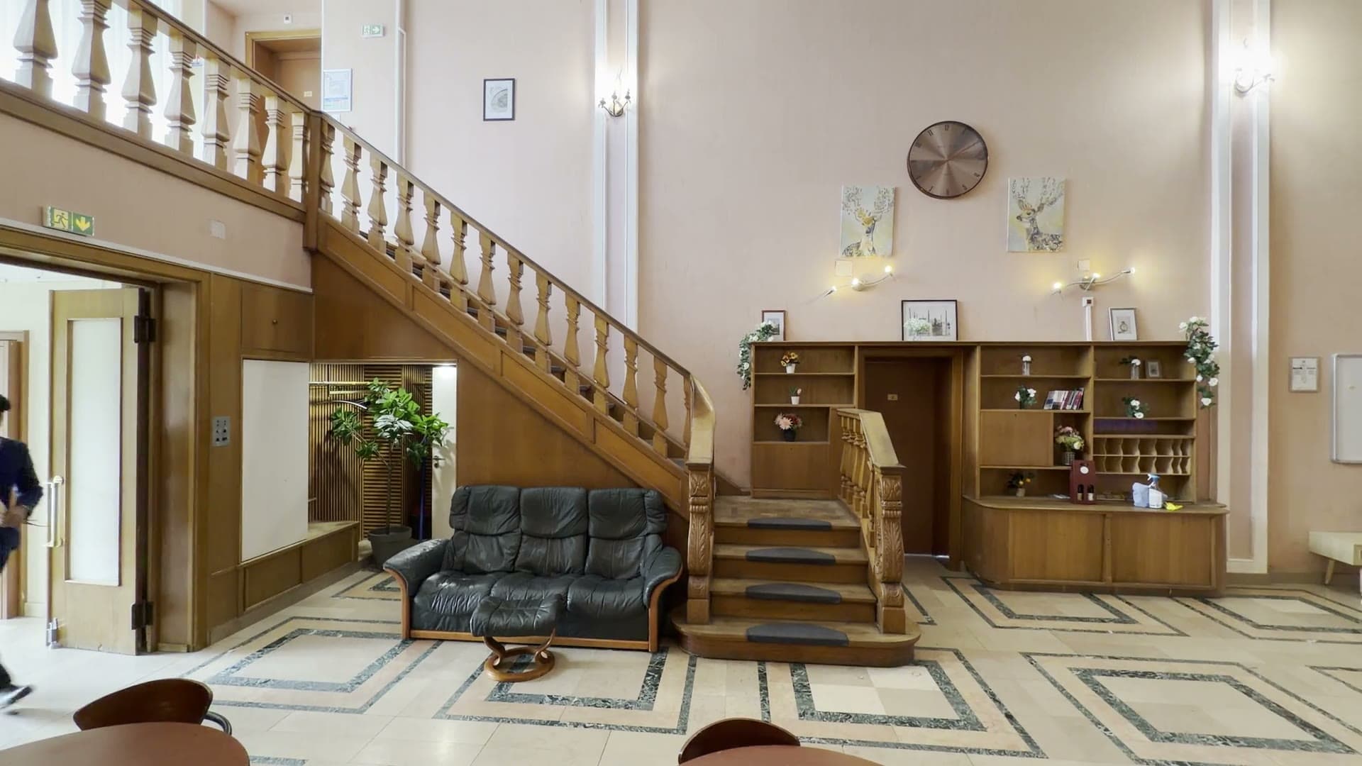 Hall d’honneur d’une maison de maître, escalier en bois massif, traversé par l’agent