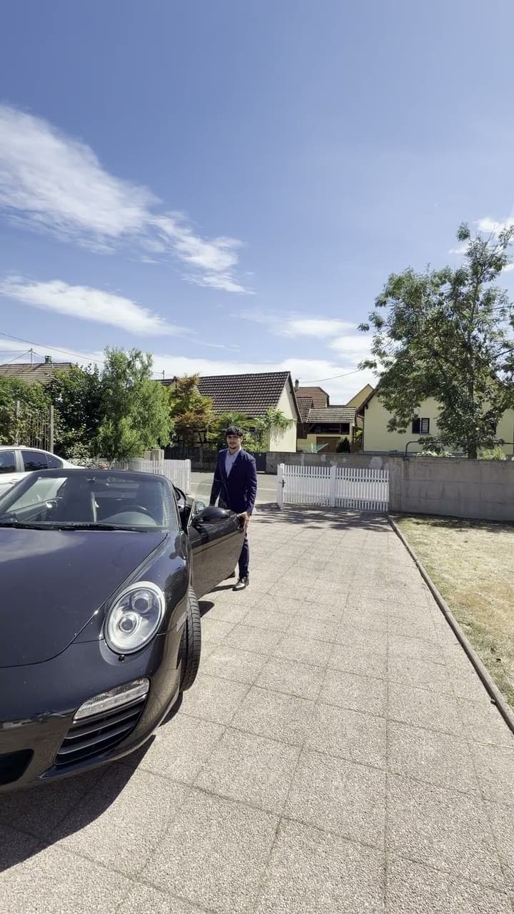 L’arrivée — Cour privée