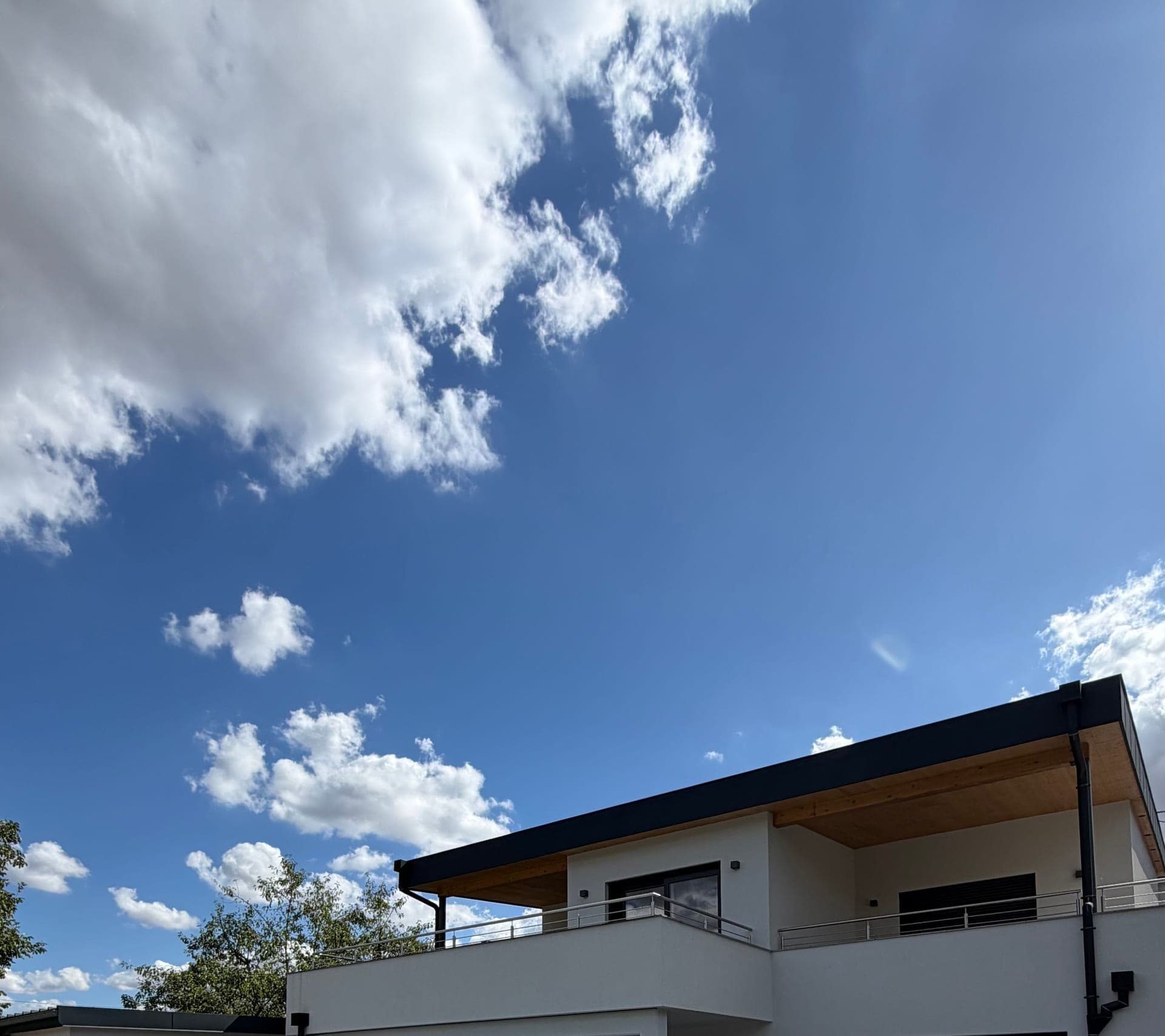 Étage et balcon d’une villa contemporaine à toit plat sous un ciel de cumulus, Dettwiller