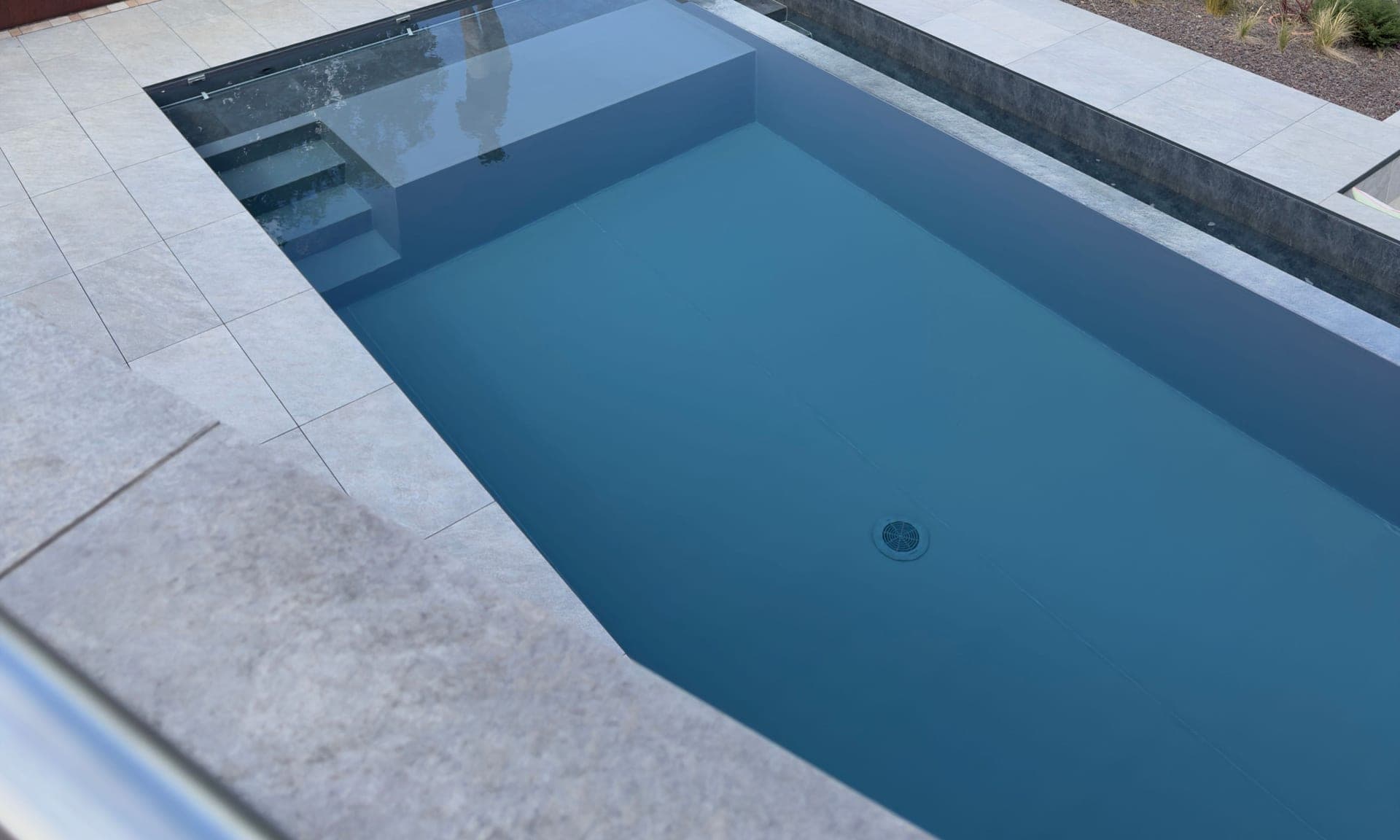 Piscine à escalier immergé et terrasse en dalles grises vues de l’étage, Dettwiller