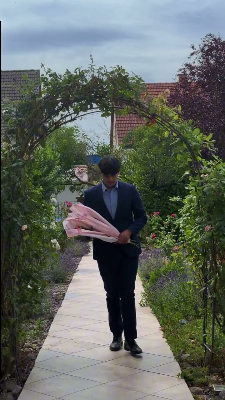 Allée fleurie d’un lieu filmé par AchMedia
