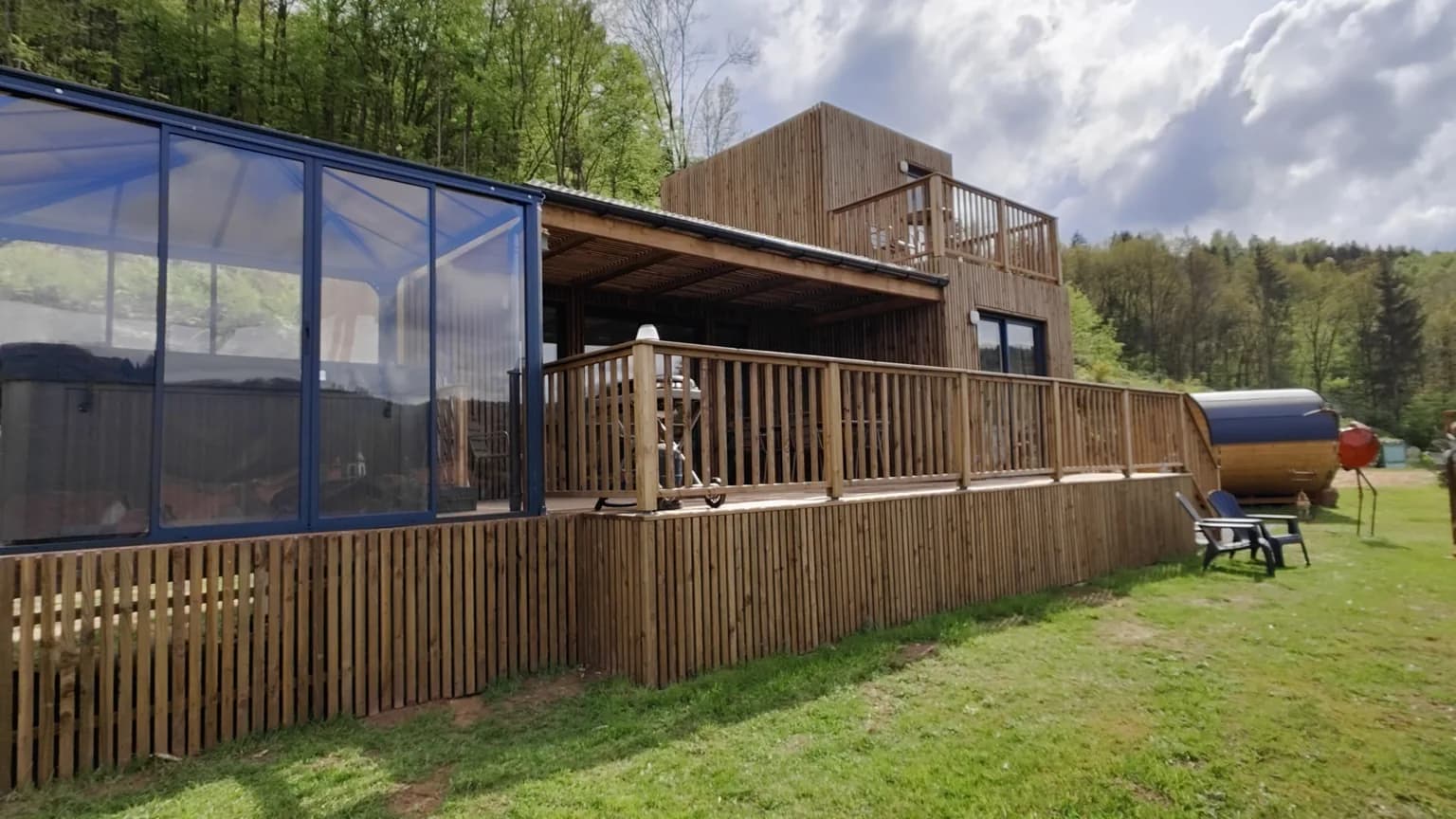 Chalet en bois Aux Sons des Cloches, terrasse couverte et jardin à Rosteig