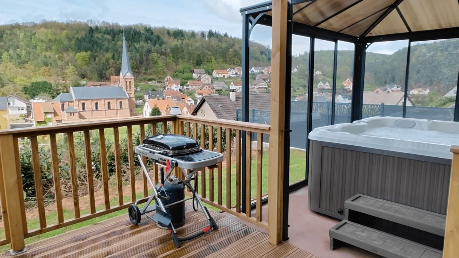 Jacuzzi couvert et terrasse avec vue sur Rosteig, Aux Sons des Cloches