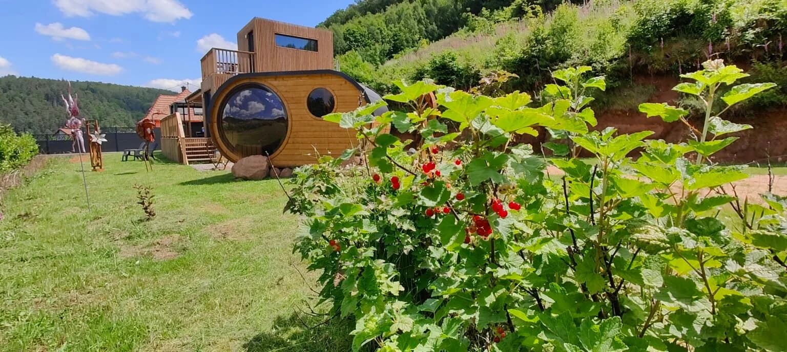 Sauna tonneau dans le jardin du chalet Aux Sons des Cloches