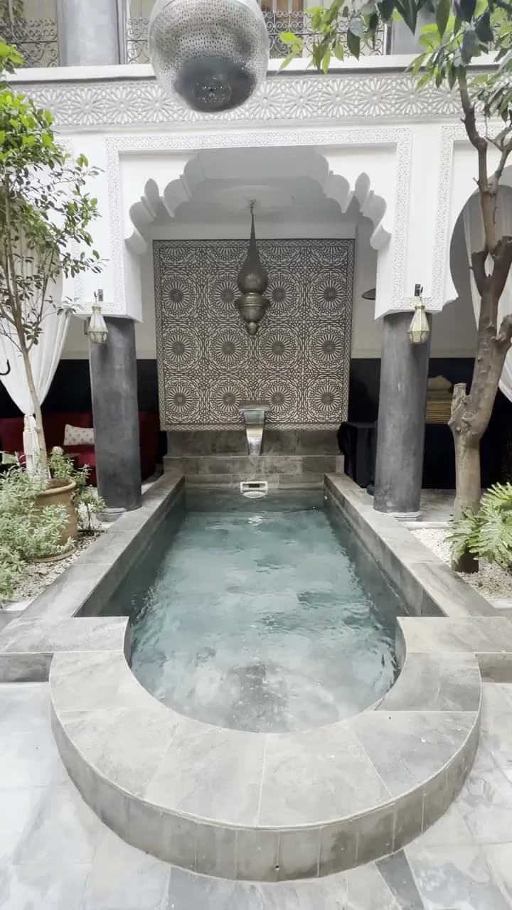 Bassin et fontaine en mosaïque du patio du Riad O’Zeen, filmés par AchMedia