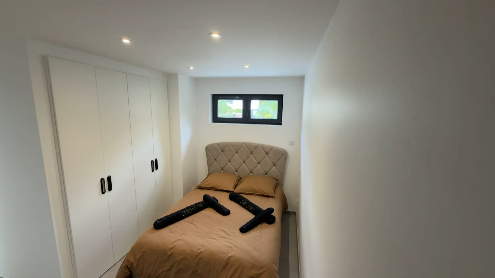 Chambre de Villa La Buena Vida, lit double et petite fenêtre donnant sur le jardin