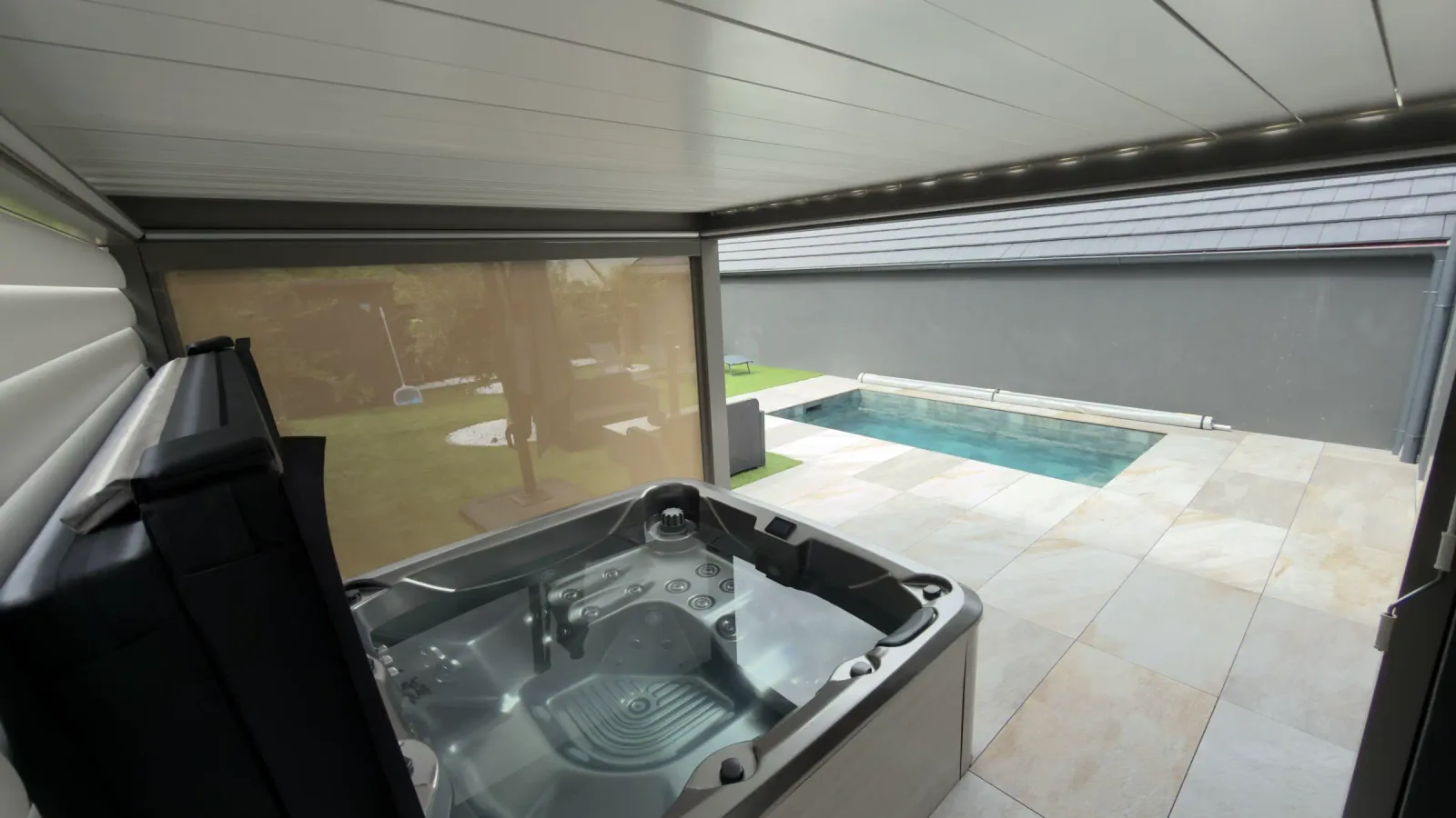 Jacuzzi sous abri ouvert sur la piscine de Villa La Buena Vida