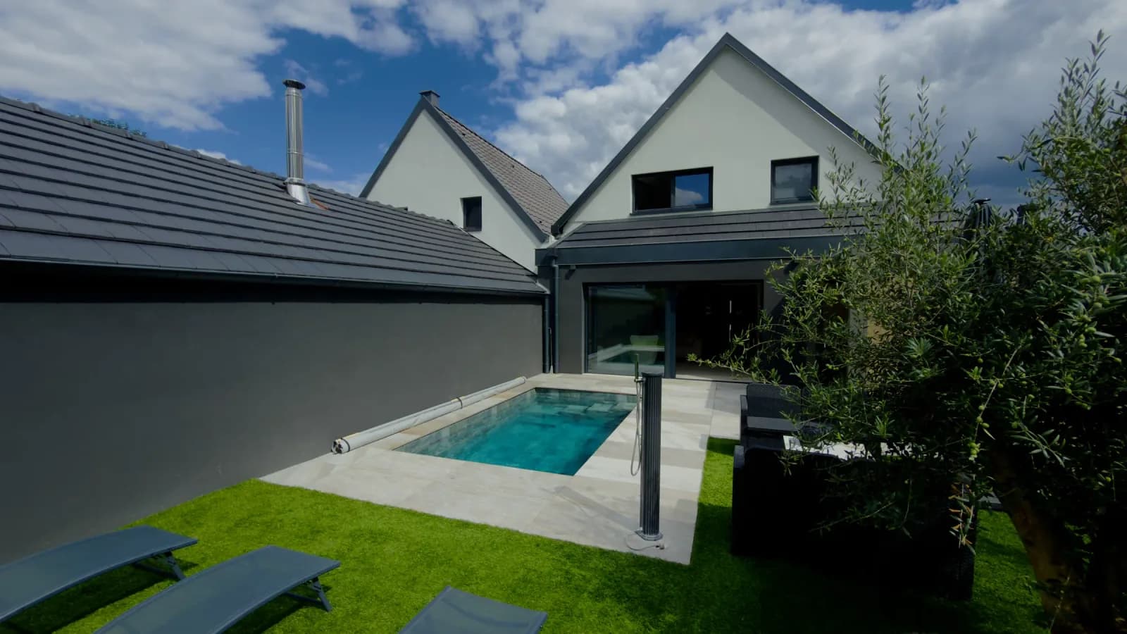 Piscine, terrasse et façade de Villa La Buena Vida à Eschau