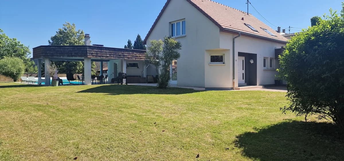 Villa La Digue et sa grande pelouse, vues depuis le jardin à Plobsheim