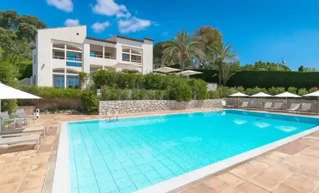 Piscine et façade blanche de Villa St. Maxime à Saint-Paul-de-Vence