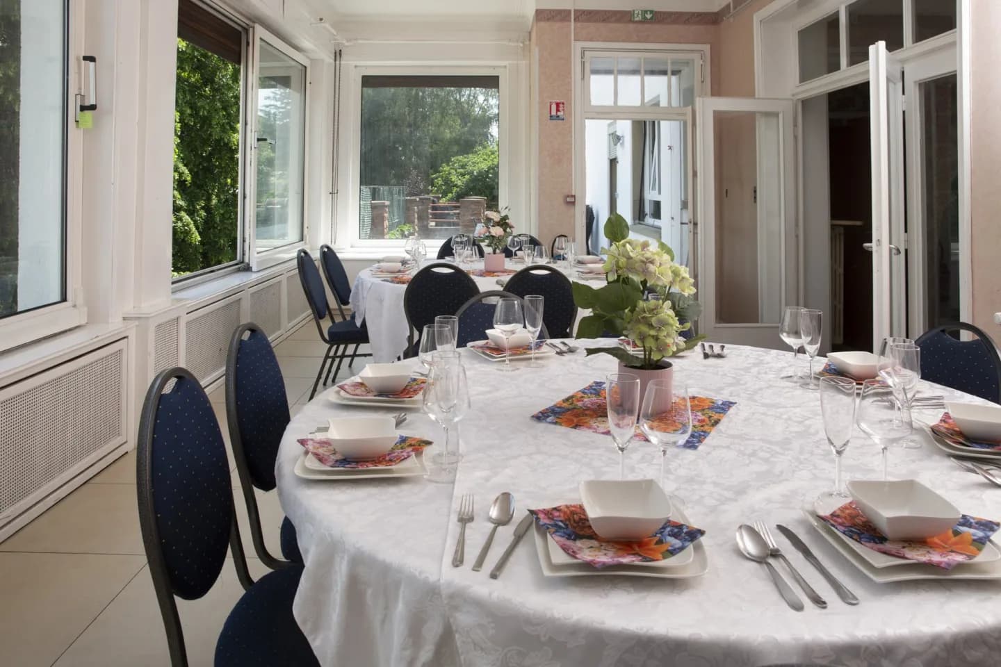 Table dressée dans la salle à manger du Domaine La Rosière