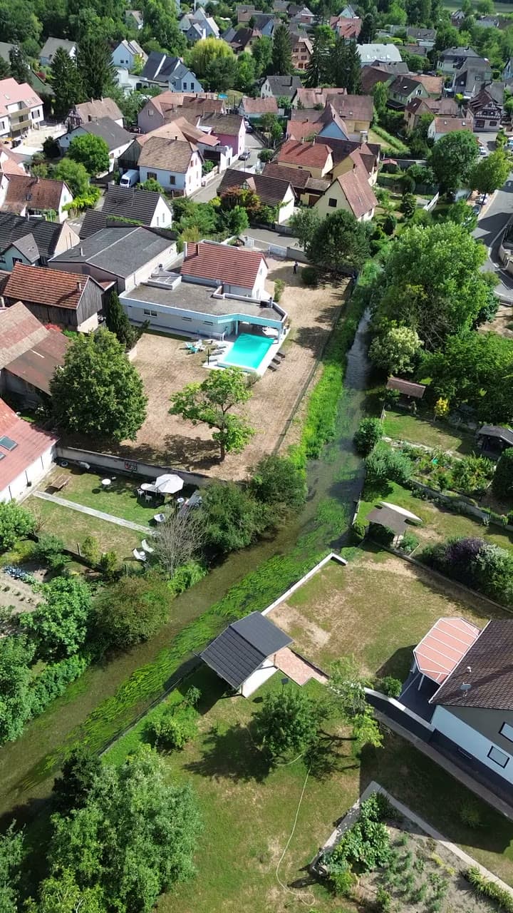 Vue aérienne d’une villa de la collection filmée par AchMedia