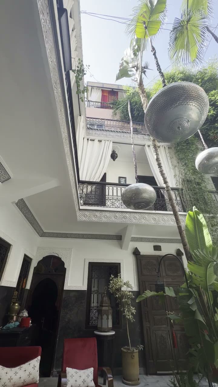 Cour et lanternes du Riad O’Zeen à Marrakech