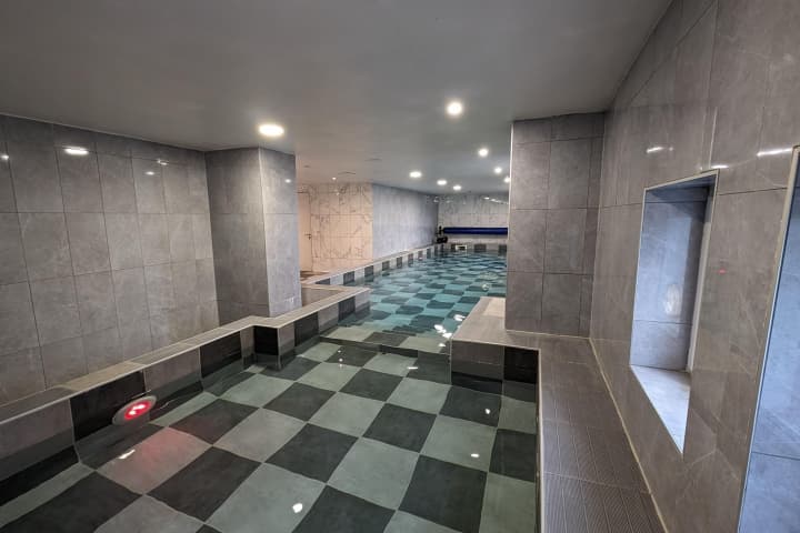 Piscine intérieure du Domaine La Rosière